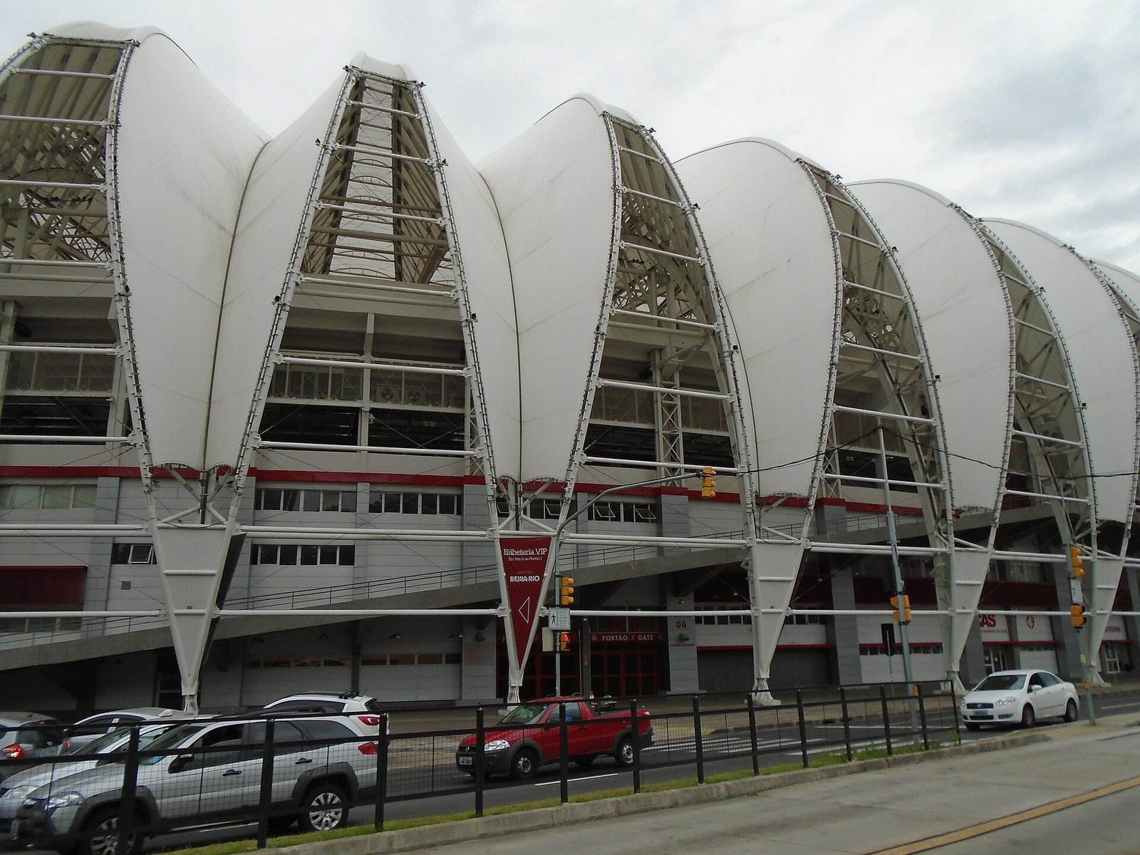 Parte externa do Estádio Beira-Rio, casa do Internacional, em Porto Alegre, com os arcos brancos da cobertura vistos da rua
