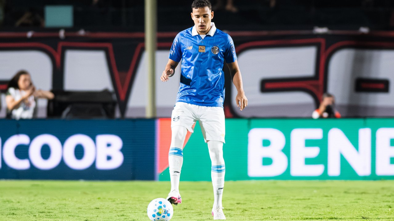 Gustavo Martins em campo pelo Grêmio