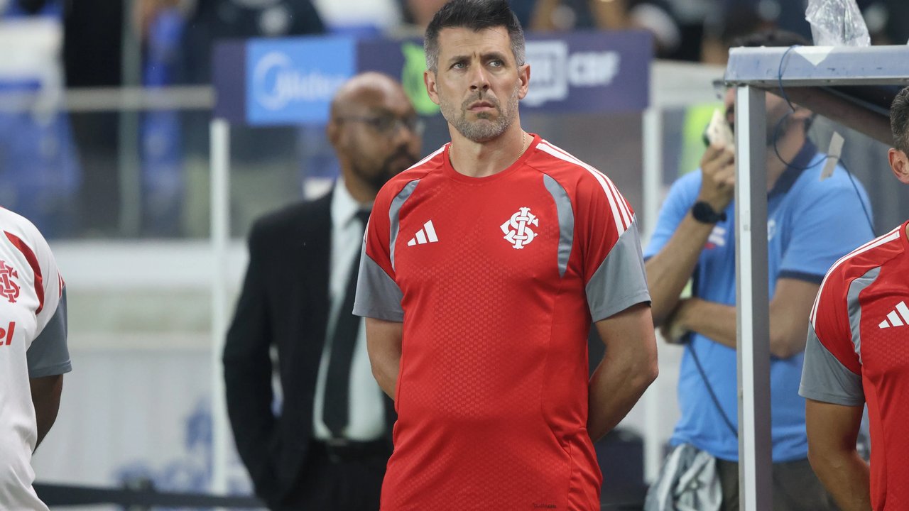 Pezzolano, Internacional, em foto de antenadosnofutebol.com.br